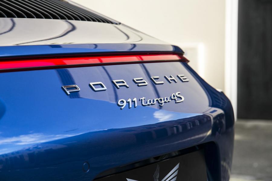 Логотип Porsche 911 Targa 4S 2016 года  (UK) (фото 4 из 40)